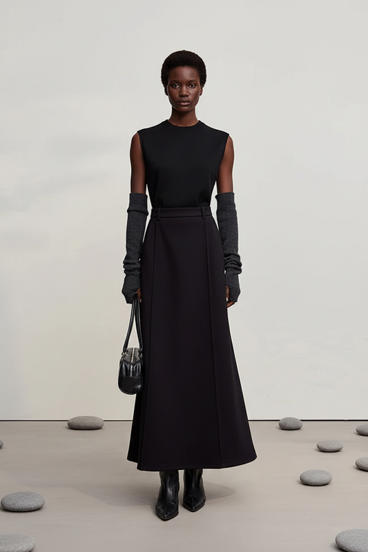 Modelo afro con outfit negro